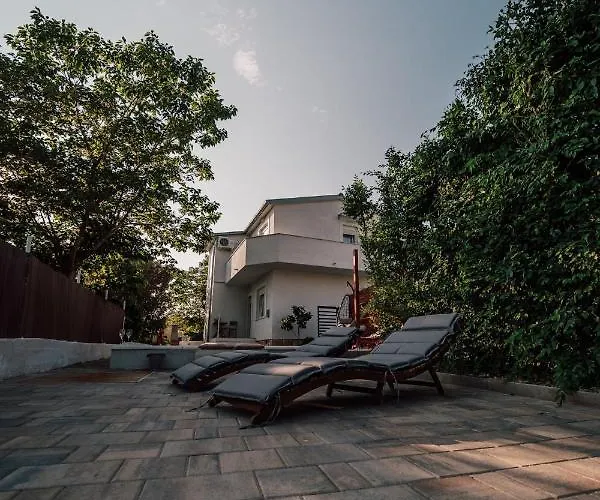 Βίλα & Blue Ražanac